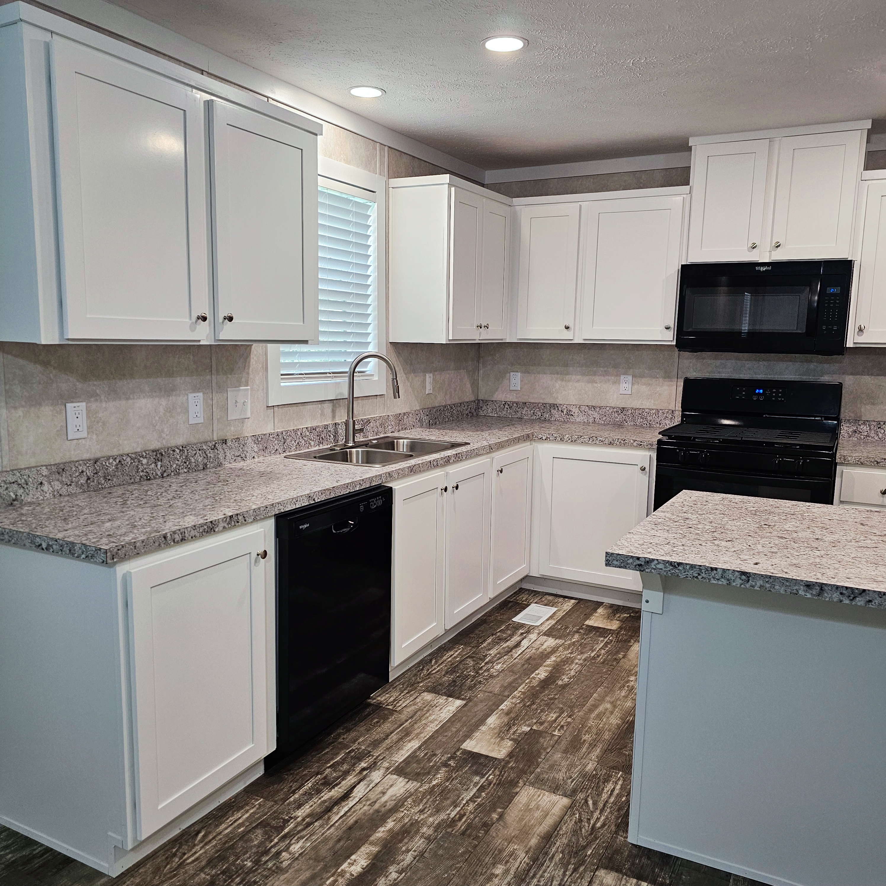 3700 28th St, Sioux City, Iowa 51105, 3 Bedrooms Bedrooms, ,2 BathroomsBathrooms,Single Wide,For Sale,28th St,1364