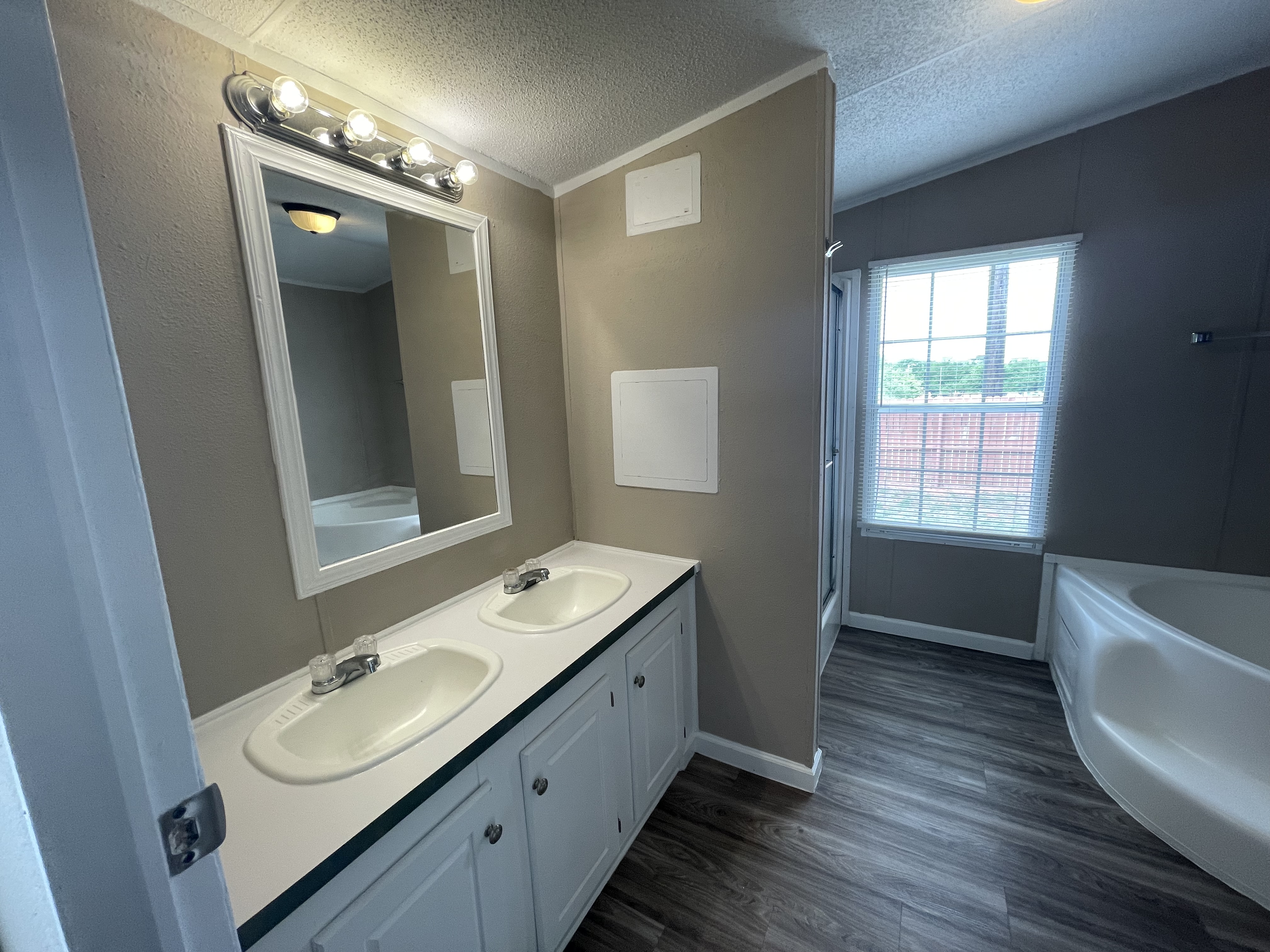 5004 S Eastern Ave, Oklahoma City, Oklahoma 73129, 3 Bedrooms Bedrooms, ,2 BathroomsBathrooms,Single Wide,For Sale,S Eastern Ave,1367