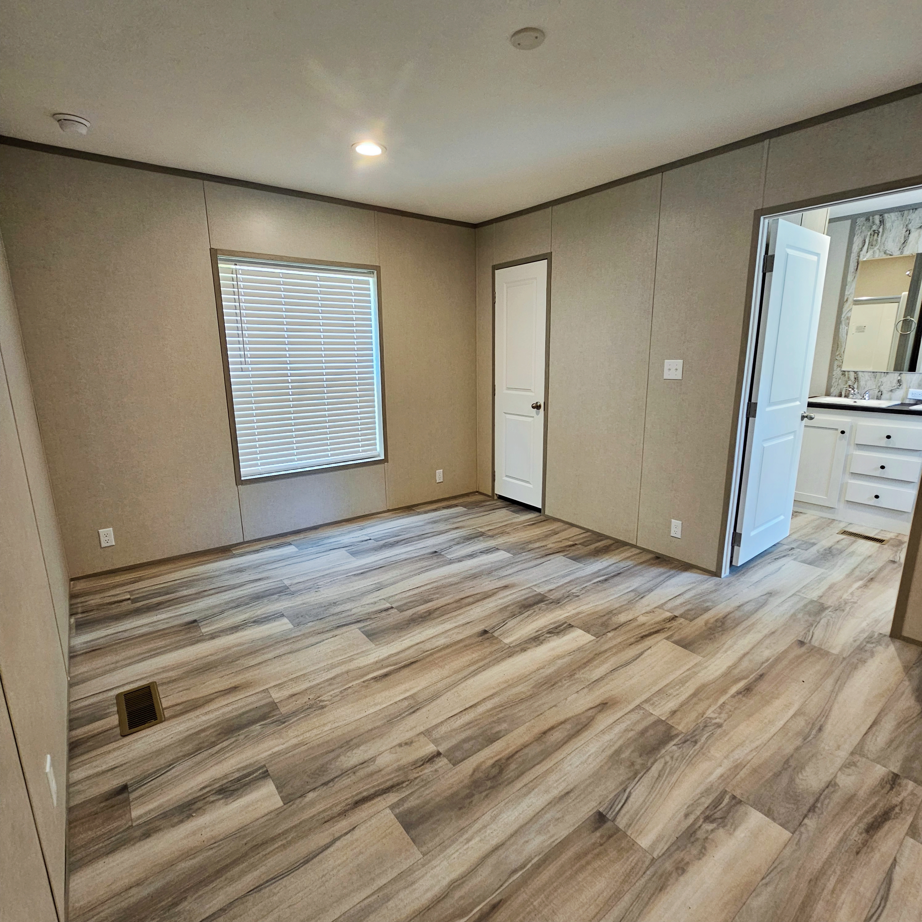 3700 28th St, Sioux City, Iowa 51105, 3 Bedrooms Bedrooms, ,2 BathroomsBathrooms,Single Wide,For Sale,28th St,1368