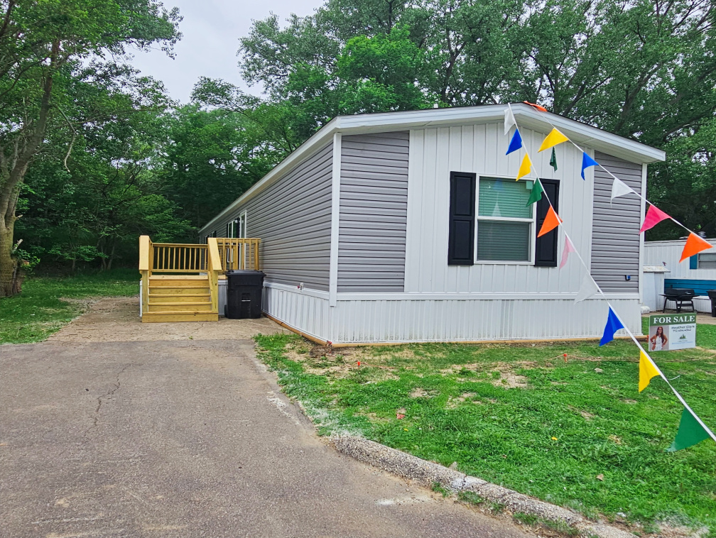 3700 28th St, Sioux City, Iowa 51105, 3 Bedrooms Bedrooms, ,2 BathroomsBathrooms,Single Wide,For Sale,28th St,1375